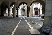 67 La meridiana sotto i portici del Palazzo della Ragione